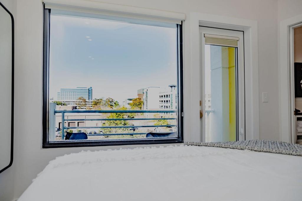 The Hive 302 King With Balcony Hotell Wilmington Eksteriør bilde